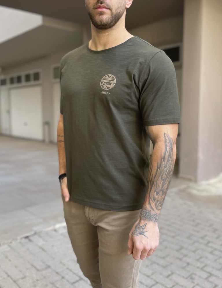 NDC ανδρική χακί βαμβακερή φλάμα κοντομάνικη μπλούζα με λογότυπο στο στήθος και στην πλάτη 242932X φωτογραφία